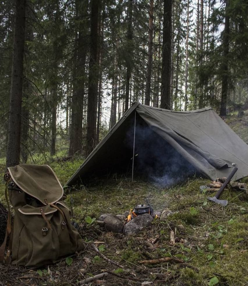 Палатка для пешего. Bushcraft (бушкрафт). Лагерь. Bushcraft лагерь. Бушкрафт лагерь в лесу. Палатка выживальщика.