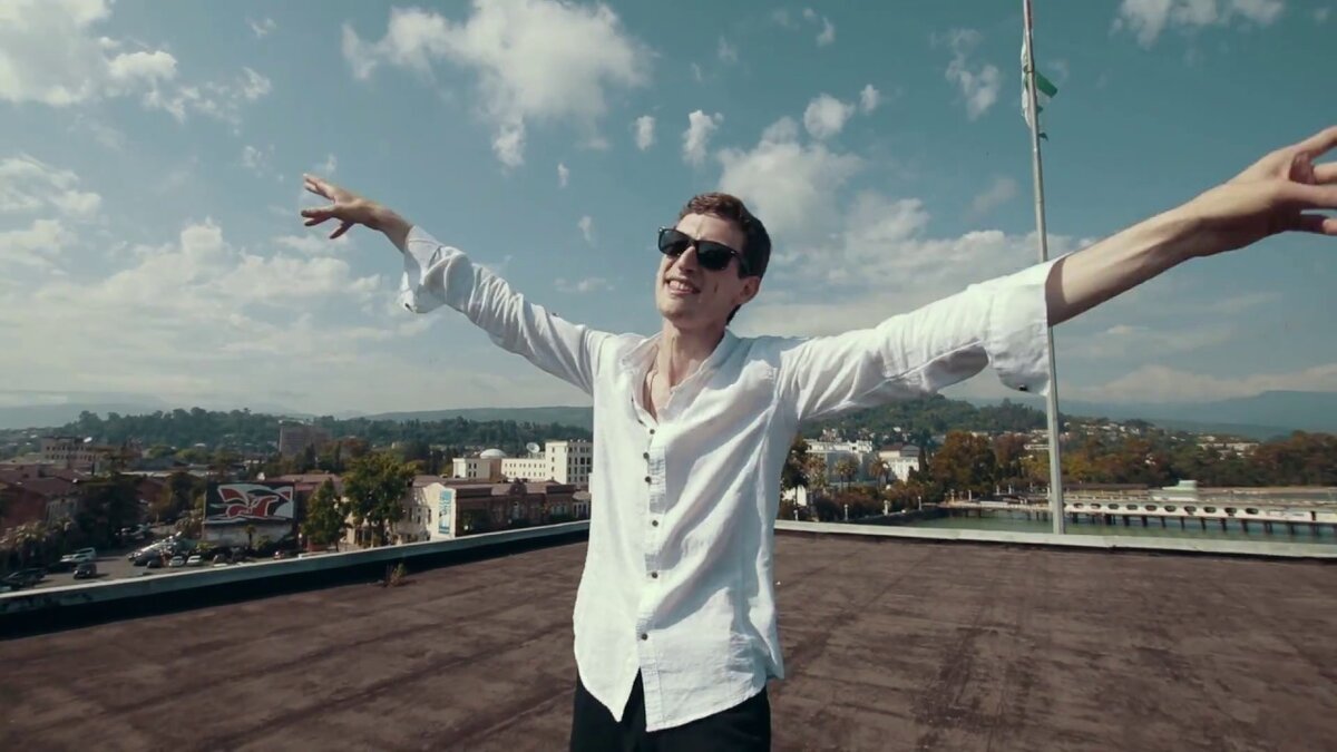 Кадр из клипа снятый на крыше здания "Совмина"