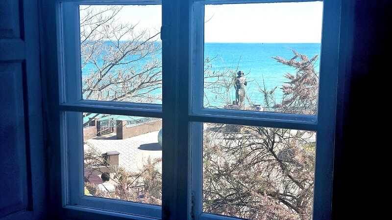 Вид на Коктебель из окна волошинского дома Фото: Наталия Назарук, © ForPost (sevastopol.su)