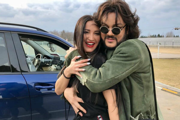 «Олечка, образ зачет! Пусть тебе в шоу повезет! Каждая женщина достойна своего счастья, и оно у всех свое!» «Уже жду. Повезет же какому-то мужчине такую бомбовую девушку отхватить», «Так это, наверное, съемки нового шоу. На самом деле, она не вышла замуж…» - написали фанаты Бузовой.Ольга Бузова и Филипп Киркоров // Фото: Инстаграм