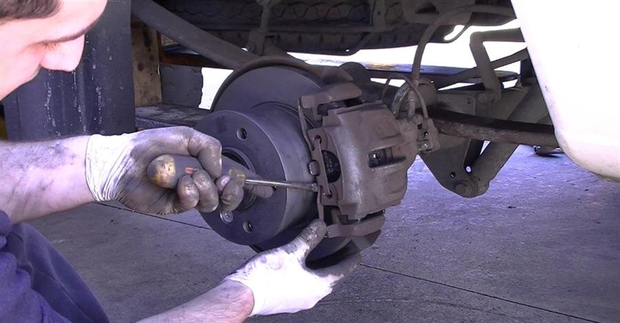  Начальная регулировка Подтянуть тормоз левого переднего колеса при помощи регулировочной  гайки настолько, чтобы колесо нельзя было провернуть рукой.