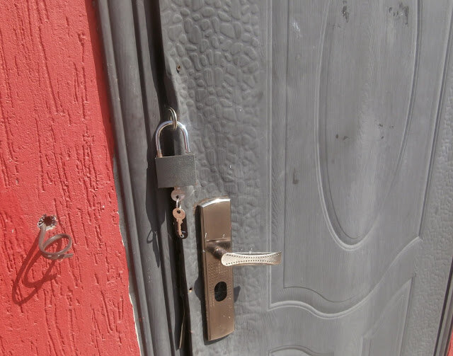 Такую дверь надо однозначно менять.  Здесь два пути:     1. Заставить застройщика поменять дверь или выплатить компенсацию для самостоятельной замены двери. Но это придётся делать, скорее всего, через суд, а судиться имеет смысл, если в квартире есть ещё дефекты, которые застройщик не хочет устранять. 
    2. Наиболее простой, распространённый, на что собственно и рассчитывает застройщик, устанавливая плохие двери – вы эту дверь выбрасываете и за свои деньги ставите хорошую входную дверь.
        Рассмотрим второй вариант: застройщик поставил вроде бы хорошую дверь, но вам она кажется ненадёжной (не устраивают замки) или не устраивает что-то ещё. В этом случае дверь вы меняете самостоятельно, но советую не выбрасывать дверь застройщика, а установить её как вторую входную – как показано на рисунке ниже, вторая входная дверь должна открываться внутрь и крепиться к той же стороне косяка, что и наружная.