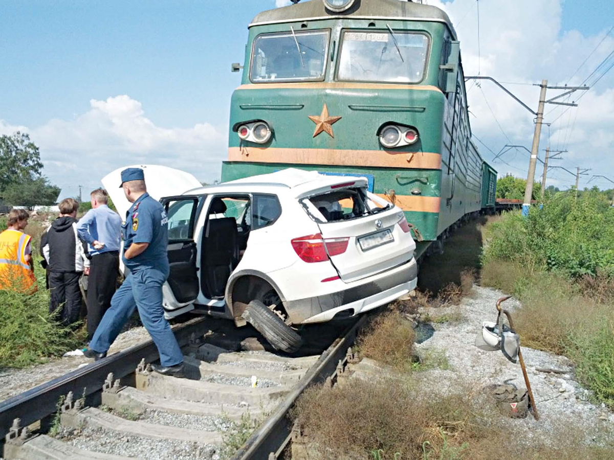 Аварии на автомобильном железнодорожном транспорте. Авария на Железнодорожном переезде. Столкновение поезда с машиной.