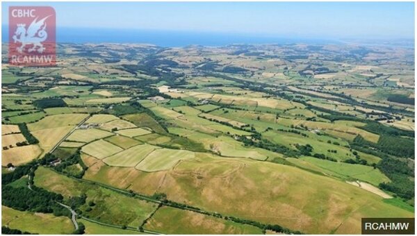 Городище железного века Gaer Fawr около Lledrod, Ceredigion, просматривается через выжженный пейзаж.