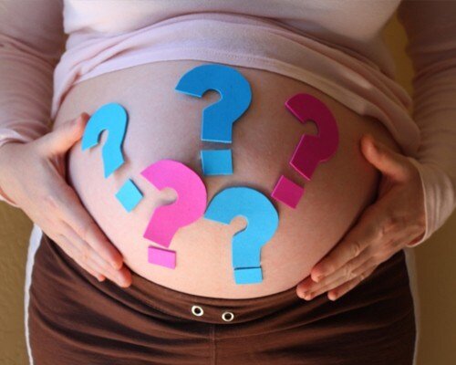 С каждым месяцем барышня начинает хорошеть, расцветает на глазах, у нее точно родится сынок. Приметы на дочку гласят, что она забирает красоту матери. Она стала выглядеть хуже, велика вероятность, что девочка будет настоящей красавицей, а мама после родов вернет свою красоту.