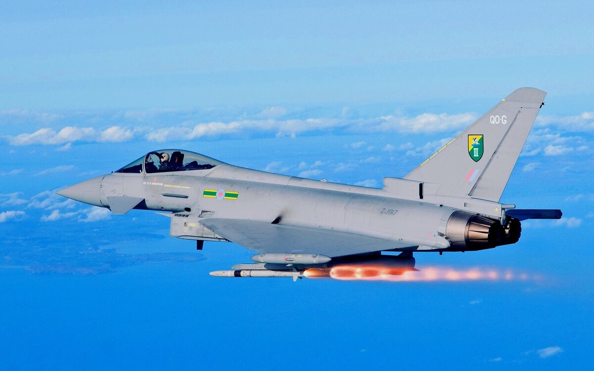 Истребитель Eurofighter Typhoon производит пуск ракеты AMRAAM