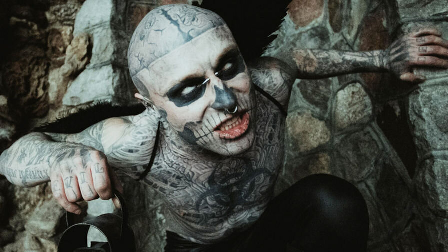 
Факт его смерти был подтвержден представителями модельного агентства, в котором он работал, - они писали об этом в своей учетной записи на facebook. В заявлении говорилось: «Вся семья в шоке от этой трагедии.« Зомби-мальчик », Рико, был любим всеми, кто был удостоен чести встретиться с ним и узнать его. Икона художественной сцены и мир моды, этот новатор, вопреки популярная культура, может очаровать любое сердце ».
Впервые Genest привлек внимание общества, когда он покрыл все свое тело татуировками с ног до головы - он все еще владеет рекордом Гиннеса за наибольшее количество татуировок на теле. Всего у него было 176 татуировок, из которых 139 - в виде человеческих костей. Количество этих изображений принесло ему еще один мировой рекорд.
