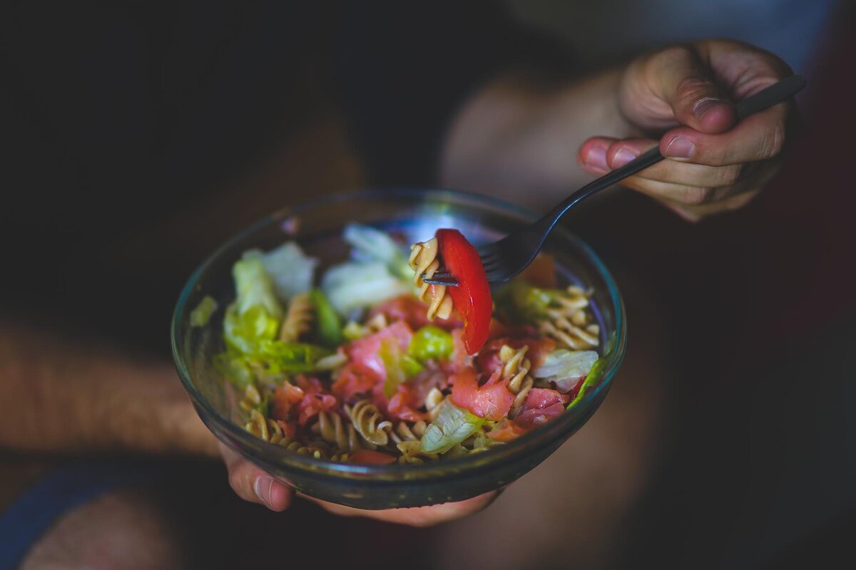 375 ккал - тарелка салата в обед.     Фотосток https://www.pexels.com