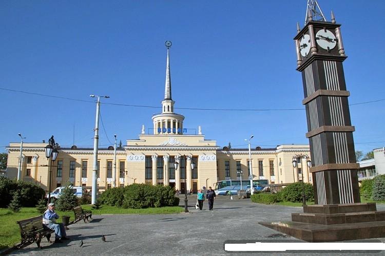 Сторона, направленная к городу.