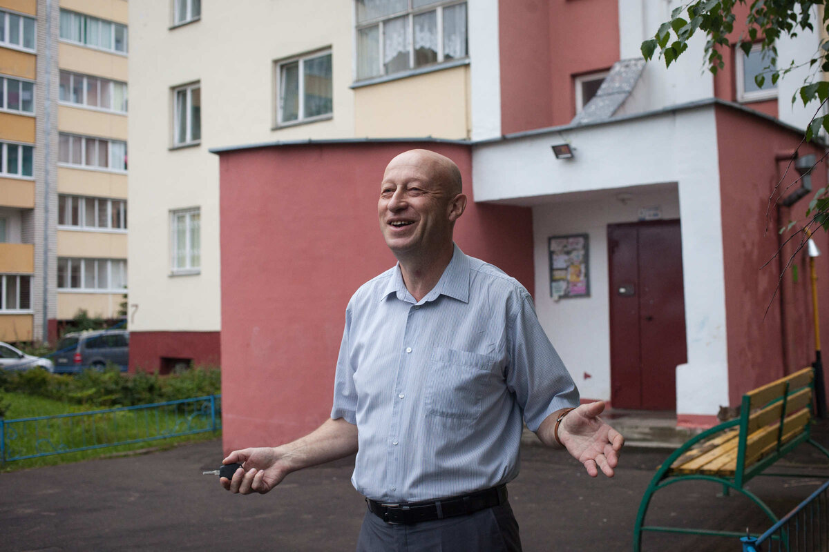 Скоро будет ровно 10 лет, как Рувим впервые поехал на работу в Минск. Он ценит не только зарплату, но и уважительное отношение в столице: «Там действительно ценят специалистов». Фото: Сергей Лескеть, Имена