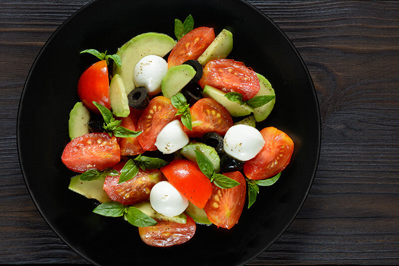 авокадо черри моцарелла. руккола моцарелла черри. салат авокадо моцарелла черри. салат с авокадо и моцареллой. авокадо черри моцарелла.