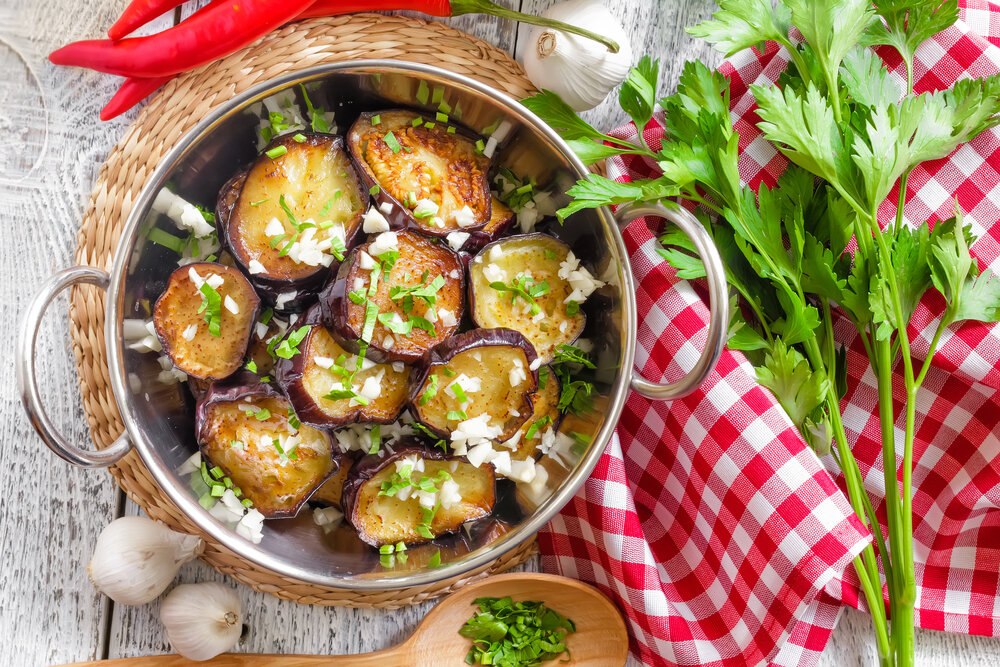 Простая и вкусная заготовка на зиму из баклажанов — готовится легко и очень хорошо хранится. Аппетитные кружочки жаренных баклажанов хорошо подходят к любому мясу, птице и гарнирам из овощей. 
