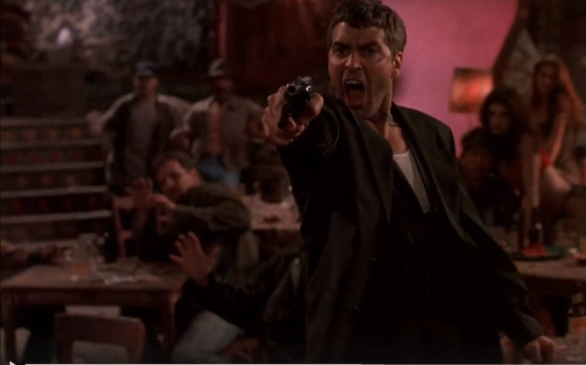 Кадр из фильма От заката до рассвета Джордж Клуни