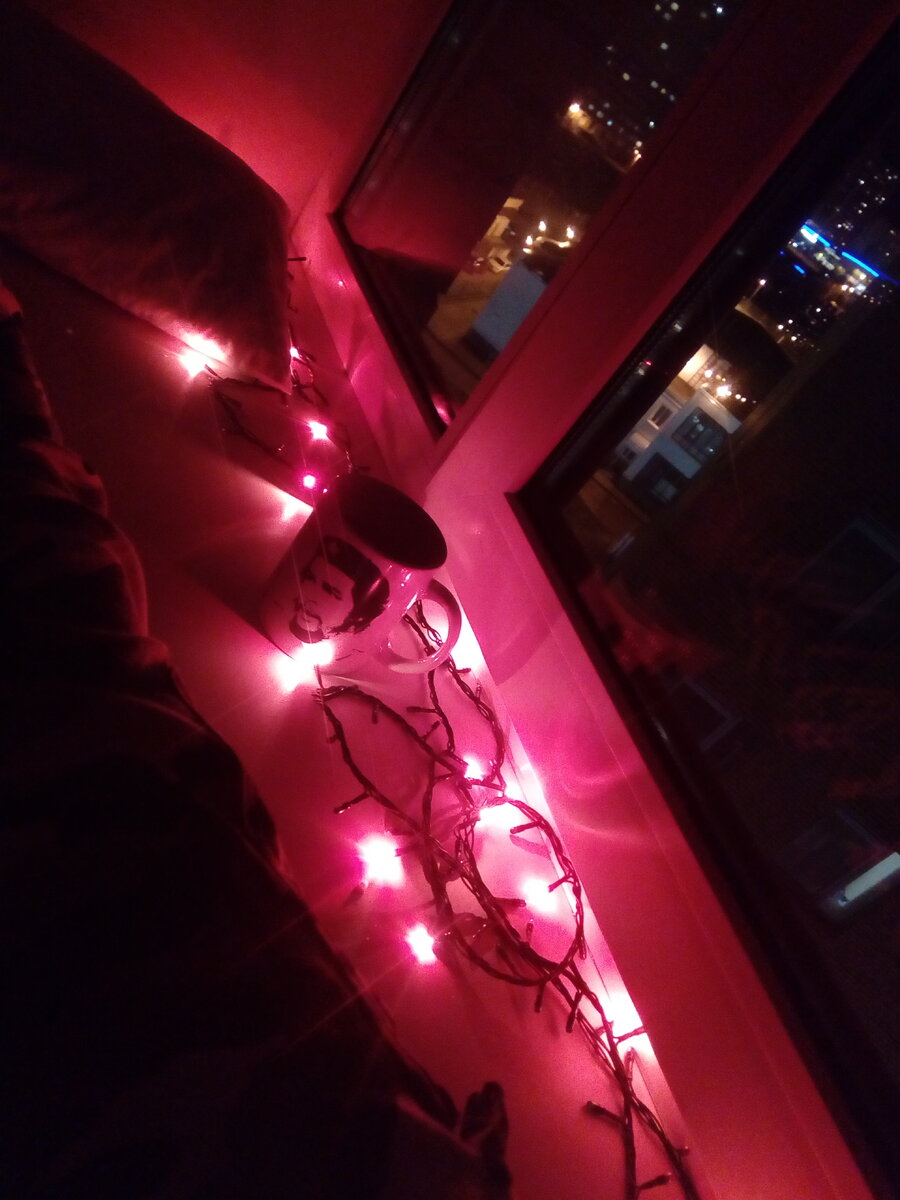 Я долго бежал по коридорам заброшенного кирпичного завода, я не знал где выход, но бежал, бежал без остановки по этим лабиринтам, было страшно, ведь Еву я так и не нашел. После продолжительного кросса я неожиданно замер, почувствовав запах кофе. Как глупо бежать, ведь это сон - пришло осознание. Я открыл глаза и увидел, что лишь тонкая полоска света от приоткрытой двери разделяла потолок на две части. Через эту щелку медленно протягивался аромат свежесваренного кофе - этот бодрящий, крепкий запах хорошо обжаренной арабики заставлял скинуть одеяло и всё-таки выйти на кухню по холодной кафельной плитке. Ева знала, её обнаженная фигура и кофе в медной турке - две моих слабости. Бросая взгляд на часы, проносится короткая мысль о том, как секундная стрелка, щелкая шестьдесят раз, заставляет двинуться минутную. Так отсчитывается твоё время. Это рывок к действию, опаздывать нельзя, слишком важное событие - моя свадьба. Лучше идти под венец с Евой, но, к сожалению, самый близкий тебе человек, уже замужем.                       Александр Расс©
rass_90@bk.ru
