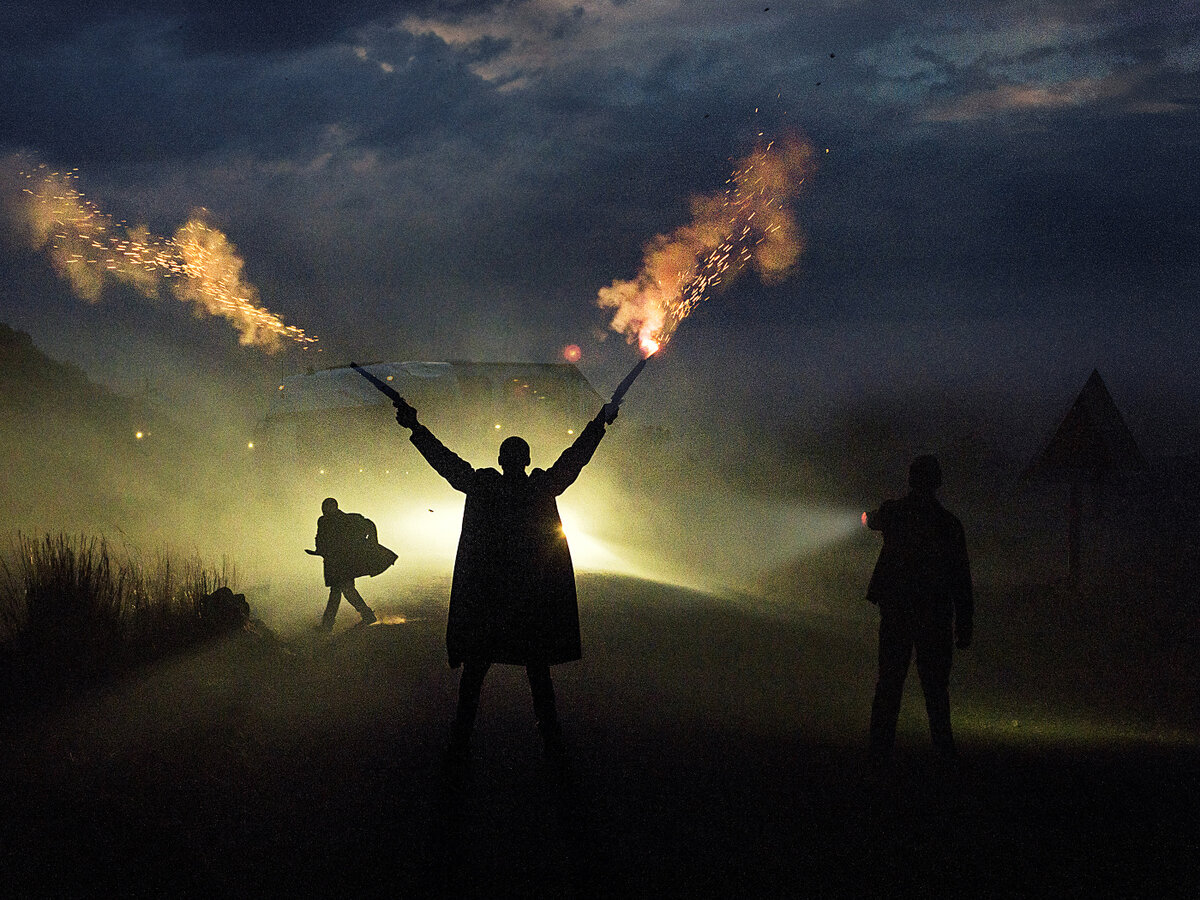 Поскольку действие в фильме происходит  в наши дни, местные bandidos грабят автобусы, а не дилижансы.  Но тоже не без дикозападного пафоса и артистизма.  