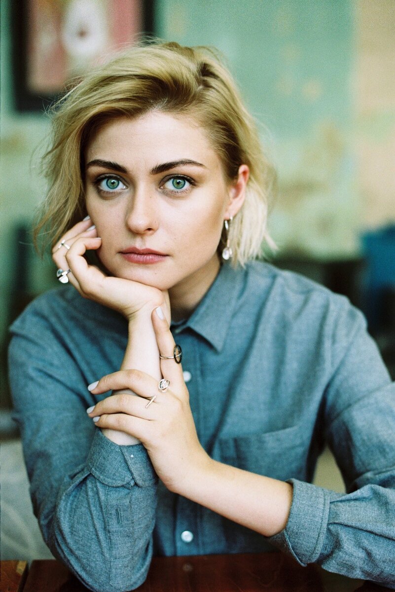 — К ремесленным работам меня тянуло с детства, мне всегда хотелось что-то делать руками, — говорит Наталья Брянцева. — Однако я получила экономическое образование и до 2013-го работала коммерческим и креативным директором рекламного агентства. Как-то в разговоре с мужем я бросила в воздух «а было бы здорово пойти и поучиться ювелирному дизайну». Он принял это как руководство к действию и на день рождения подарил мне недельный курс для новичков в лондонском колледже искусств St. Martins.