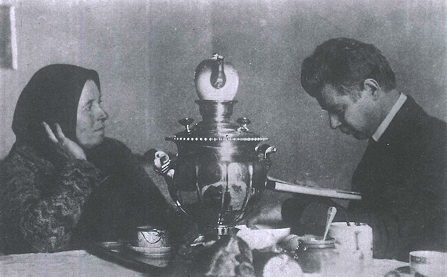  Есенин с матерью. Москва, март 1925 года 
