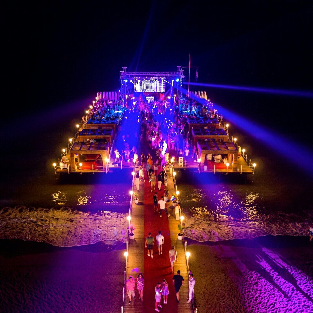 Отель «Адам и Ева» – это рай на земле, который отражает самоотдачу персонала и истинной любви к туризму в Турции. 
«Адам и Ева» – церемония жизни. Любое мгновенье здесь – это яркий след в памяти и фонтан новых ощущений. Чудо света, доступное избранным жителям райского сада, «Адам и Ева» – стиль жизни, а не просто отель.

Это искушение роскошью и незабываемый спа. Вами движет неудержимое желание познать его тайну. Сегодня этот рай ближе, чем когда-либо, и никто не вправе лишить 

Вас удовольствия стать его частью, мы отдаем ключи от рая Вам.
Будьте готовы к встрече с чудесным, бесконечным сновидением… Самое изысканное место в мире с особым дизайном, архитектурой и обслуживанием высокого класса - отель Adam&Eve – изысканное наслаждение и безграничность земного счастья...

Райский уголок вселенной впечатлит вас своим уникальным дизайном и незабываемым отдыхом...