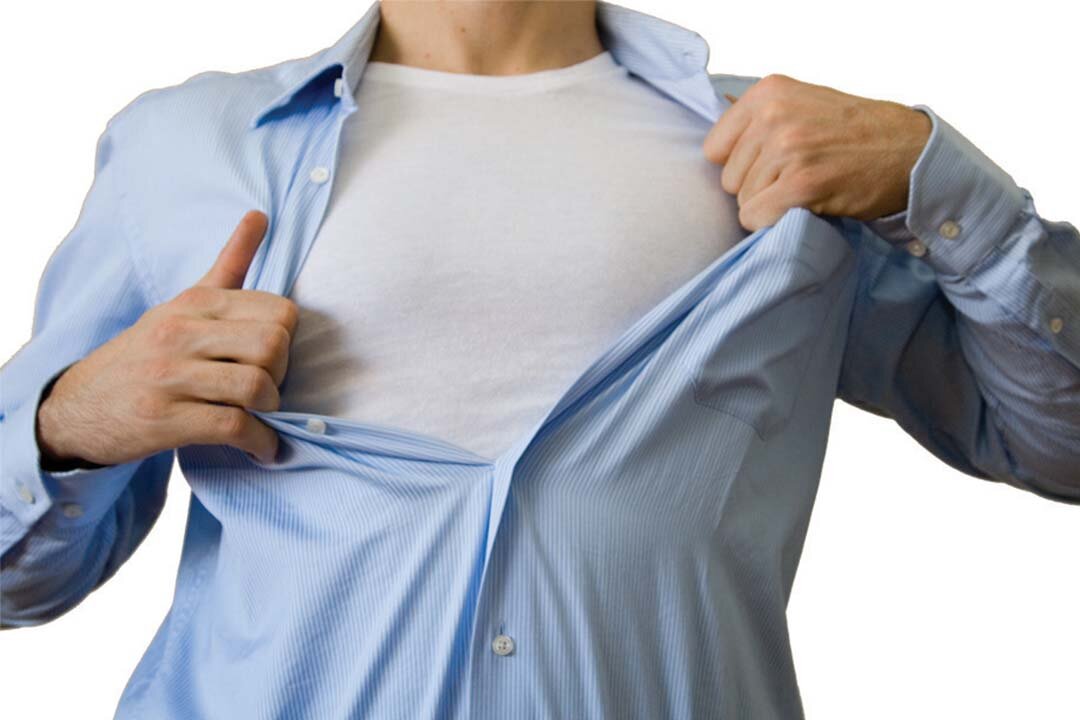 Рвать рубаху. Человек рвет рубашку. Снять рубашку. Снять рубашку. Мужчина в порванном костюме.