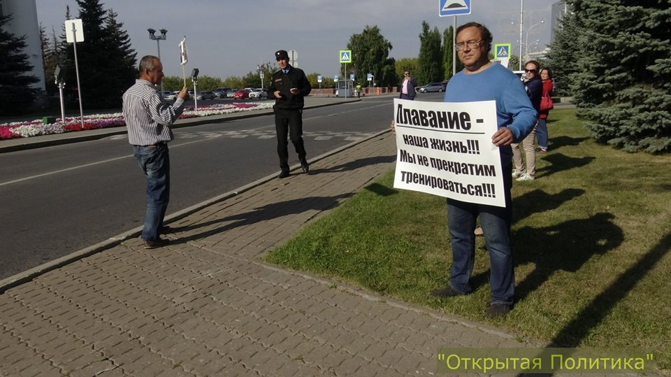 Родители детей - спортсменов пикетируют резиденцию Хамитова в Уфе.