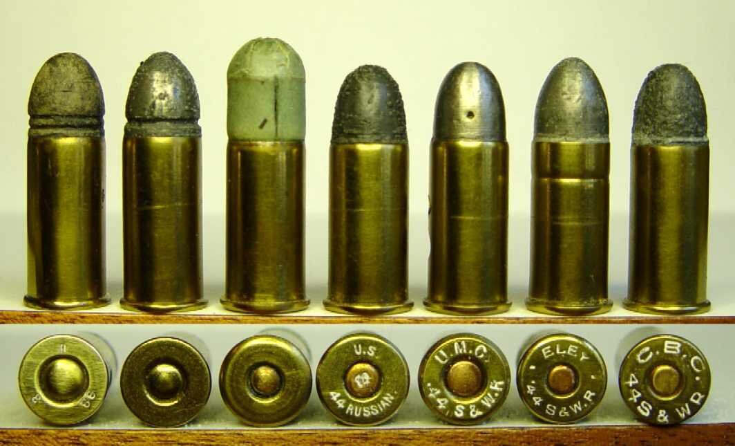 Слева гильзы патрона .44 S&W American справа .44 S&W Russian
