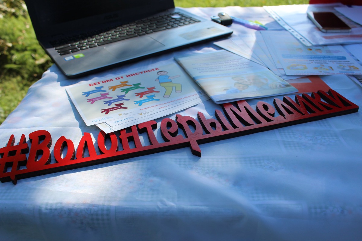 Волонтеры уже направились в Усть-Куду в Иркутском районе. Местный ФАП вместе с волонтерами и медработниками посетили министр здравоохранения Иркутской области Олег Ярошенко, председатель комитета по социальной политике администрации Иркутского района Екатерина Михайлова, глава Усть-Кудинского муниципального образования Максим Распутин, главный врач ОГБУЗ «Иркутская районная больница» Екатерина Шмыкова, координатор штаба Иркутского регионального отделения Всероссийского общественного движения «Волонтеры-медики» Дарья Бочкар, командир Иркутского регионального отделения МООО «Российские студенческие отряды» Руслан Манатов.