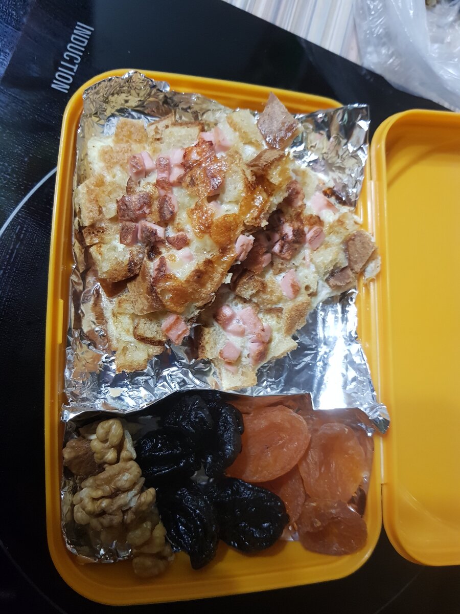 Гренки с колбасой залитые омлетом.