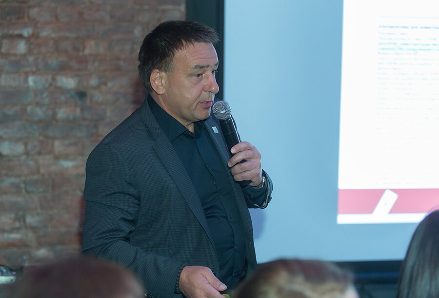 	 Валерий Виноградов начал с цен на нефть, которые за девять месяцев  выросли на 39,7%. И если раньше «нефтяные» деньги шли на рынок  недвижимости, то сегодня идут за границу – объем вывода капиталов бьет  новые рекорды.