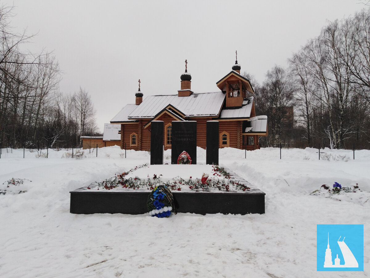 Нининская церковь и памятник 75-ью похороненных тут бойцов.    