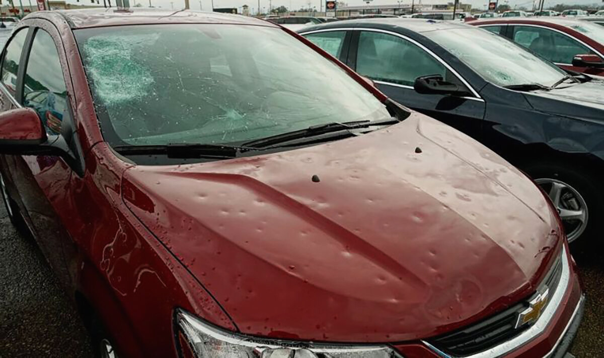 Последствия града налицо (точнее, на бампере)