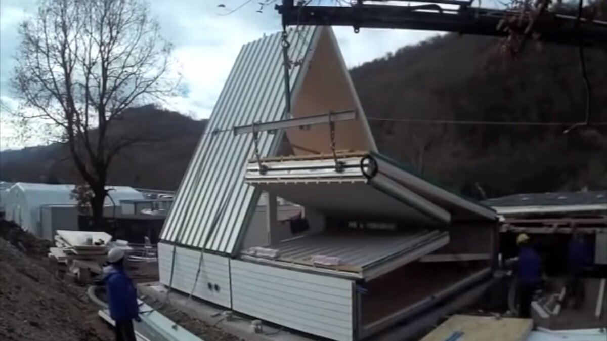 Модули собираются еще на заводе, а на месте уже просто раскладываются