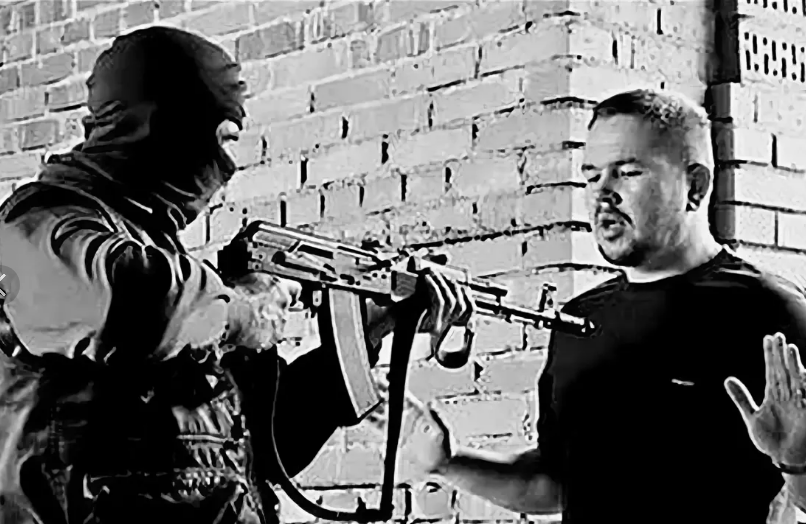 человек угрожает пистолетом. сопротивление террористам. сопротивление террористам. захват заложников террористами. сопротивление террористам.