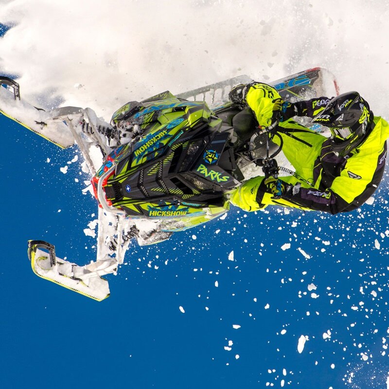 Трюки на снегоходе