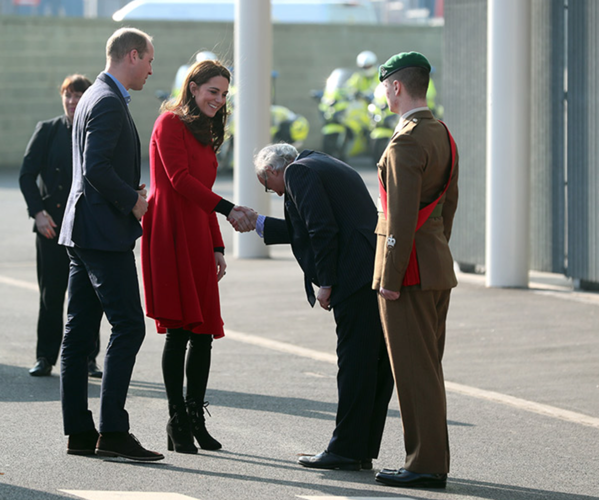 внезапный визит. внезапный визит в квартиру. Duke and duchess meet people in northern ireland for football. кейт миддлтон на футбольном турнире. визит в северную ирландию кейт миддлтон.