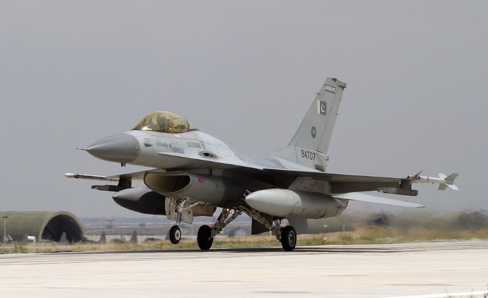 Aim 120 характеристики. F-16 aim-120. F-16 AMRAAM. F 16 AGM 88. F-16 С ракетами аим-7