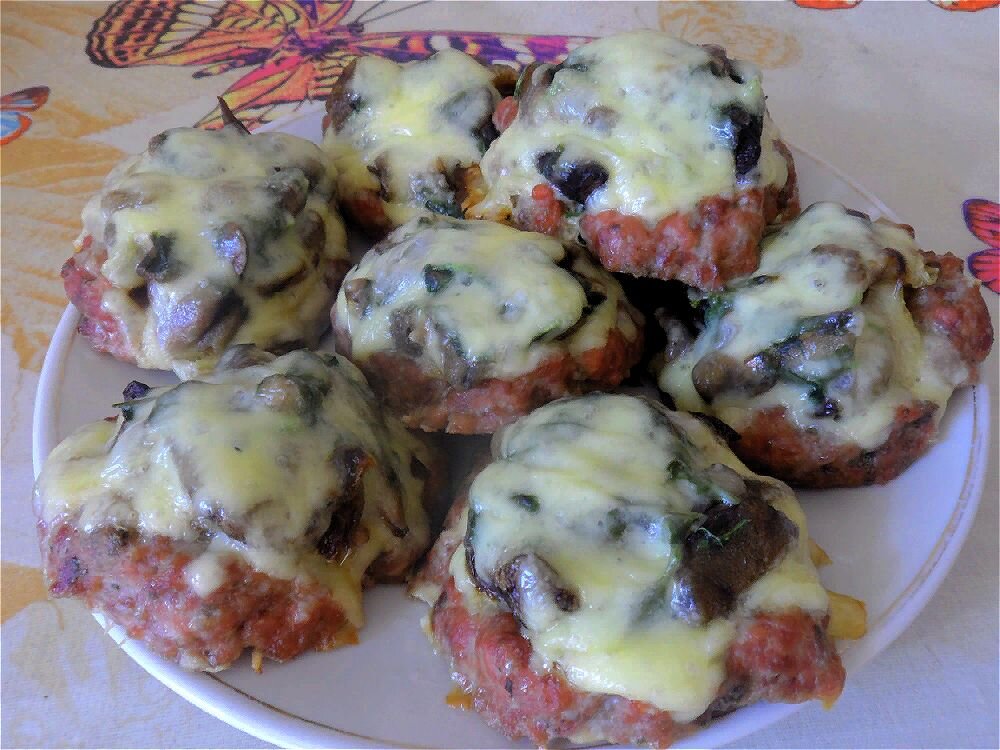 Мясной деликатес с грибочками и нежнейшим соусом под сырной шубкой
