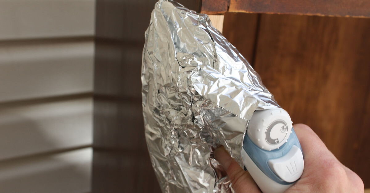 Удаление краски со стекла с помощью утюга и фольги