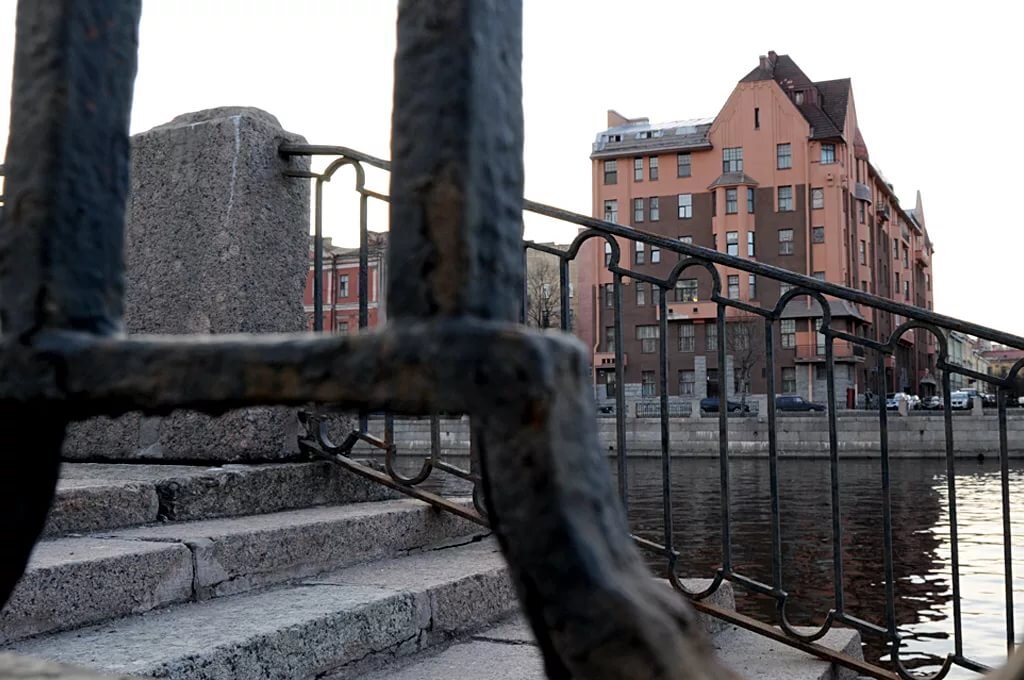 Кадр из фильма. Вокруг этого дома часто крутится сюжет фильма.