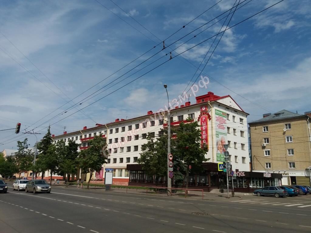 Расположена недалеко от набережной Волги и нескольких торговых центров.