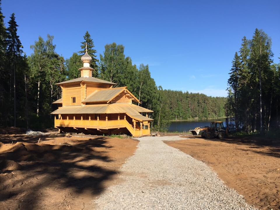 Вот и Порфирьевский остров… Залитая солнцем полянка, а за ней на взлобочке – часовня преподобного Серафима Саровского. Будто сам угодник стоит здесь и молится над тихим местом, над гладью воды у стены сомкнувшегося леса…» 
Михаил Янсен