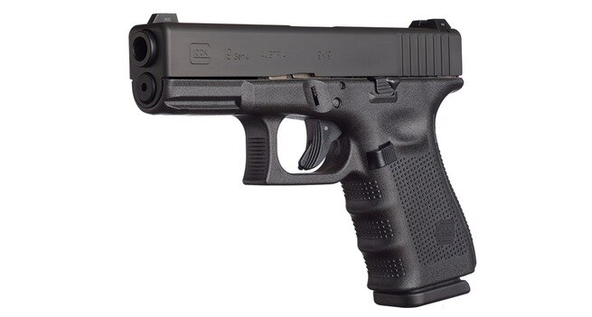 Glock 19 - это немного уменьшенная версия оригинального Glock 17, которая заряжается 15 + 1 патронами 9-мм.
