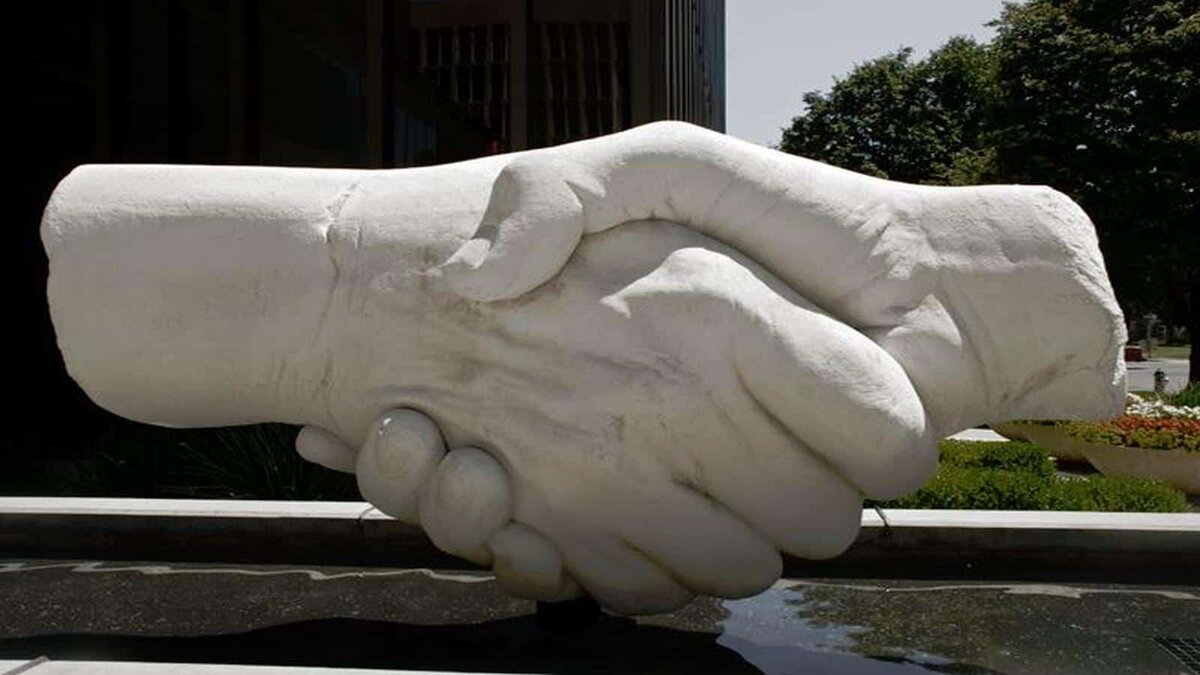 Мнение о силе кистей иногда складывается неправильно - они не производят впечатления мощи. Рекордсмен мира в олимпийском троеборье - Пол Эндерсон,- имел, к примеру, небольшие кисти, но какова была их сила!