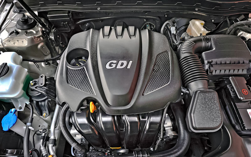 GDI — Gasoline Direct Injection — впрыск бензина непосредственно в камеру сгорания. Одним из пионеров внедрения системы была фирма Mitsubishi, ну а фирма Kia (их двигатель на фото) творчески развила исследования.