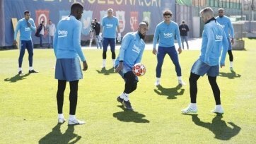 Фото: fcbarcelona.comВ Англию наставник команды Эрнесто Вальверде взял 22 футболиста, однако отмечается, что Жан-Клер Тодибо не зарегистрирован для участия в матчах самого престижного клубного турнира Европы и он просто полетит с командой.
