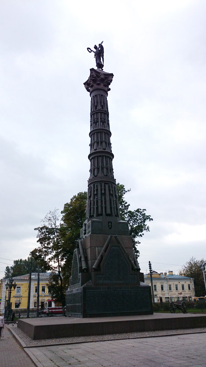 Колонна у собора. Фото автора.