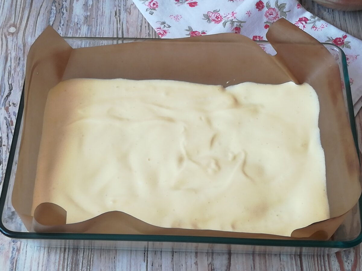 Oggi voglio condividere con voi la ricetta per un rotolo di pan di spagna molto gustoso, incredibilmente bello... E può essere preparato con qualsiasi ripieno dolce.-7