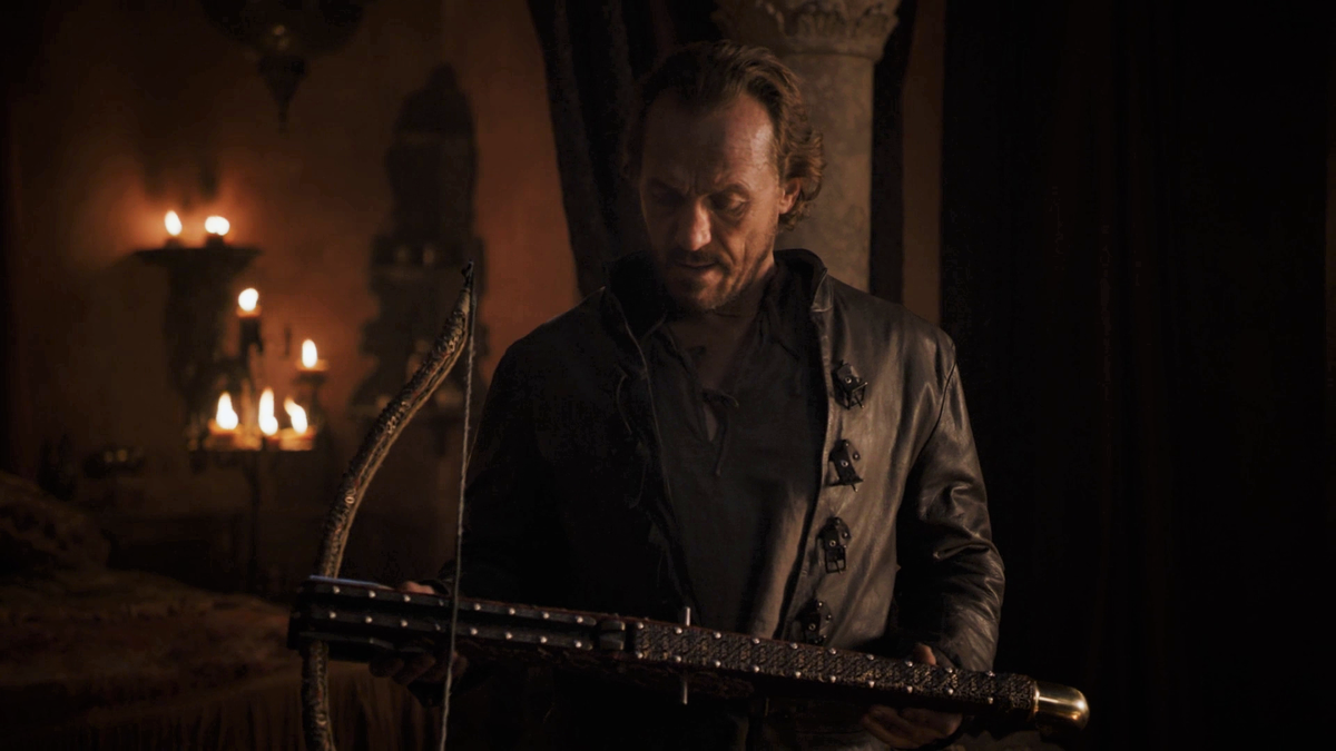 Бронн с потенциальным "орудием убийства". Кадр из 8 сезона "Игры престолов".