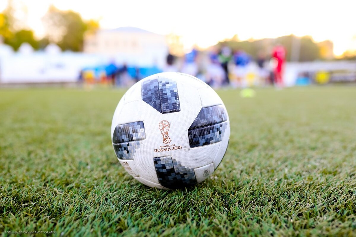  Если семейное счастье разбивается о быт, то кировский спорт об отсутствие подходящих условий для тренировок. Сейчас идут разговоры о том, что в городе нет подходящей крытой площадки, где футболисты могли бы играть круглый год. Даже ученики государственной Детско-юношеской спортивной школы вынуждены заниматься под открытым небом, в том числе и в холодное время года. 