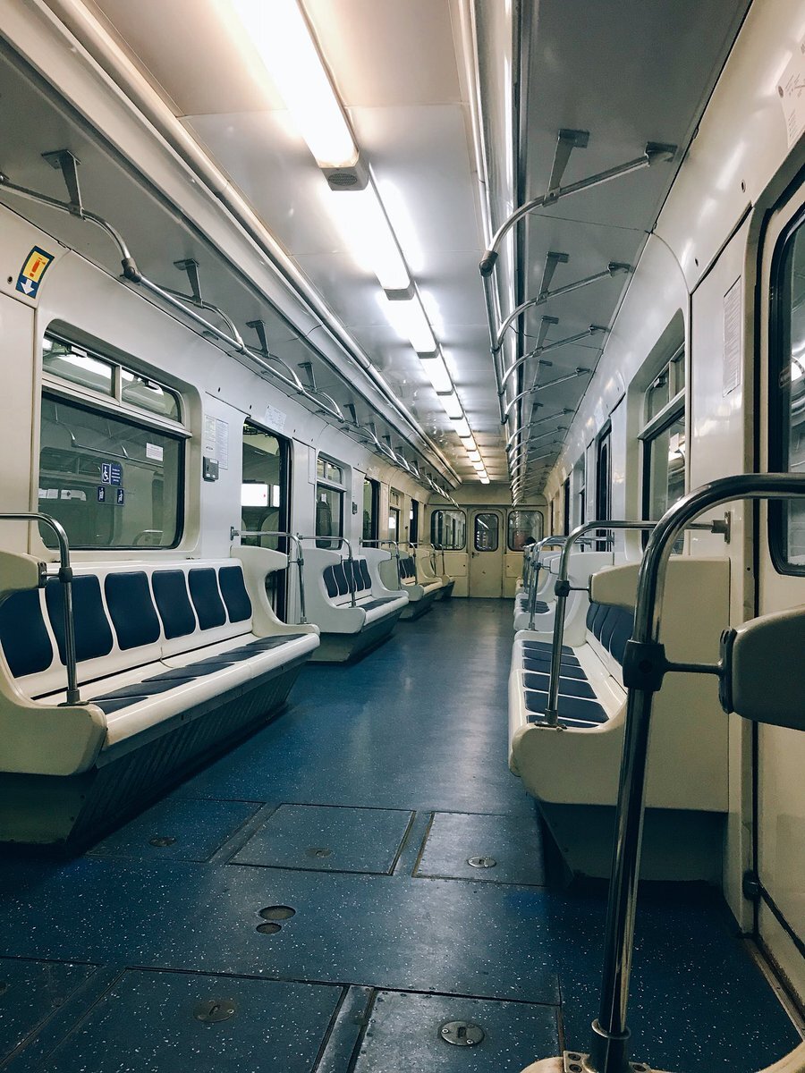 салон вагона метро