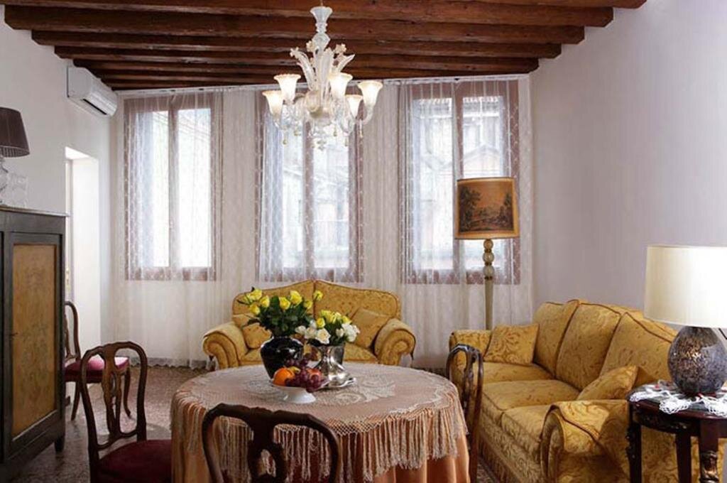 Та самая общая гостиная. Только столик теперь там стоит побольше. Фото: www.Booking.com
